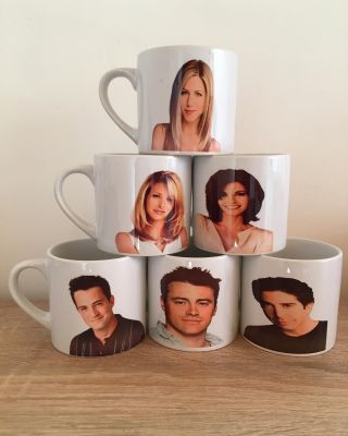 6ks hrníčků o objemu 150 ml. Pro fanoušky přátel. Cena 490 Kč.